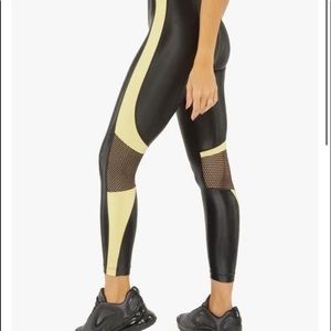 koral- Emblem Infinity Cropped Legging in Black & Pina